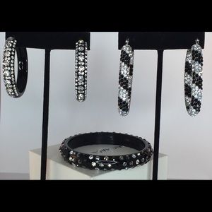 2 pairs of black and crystal earrings / bracelet